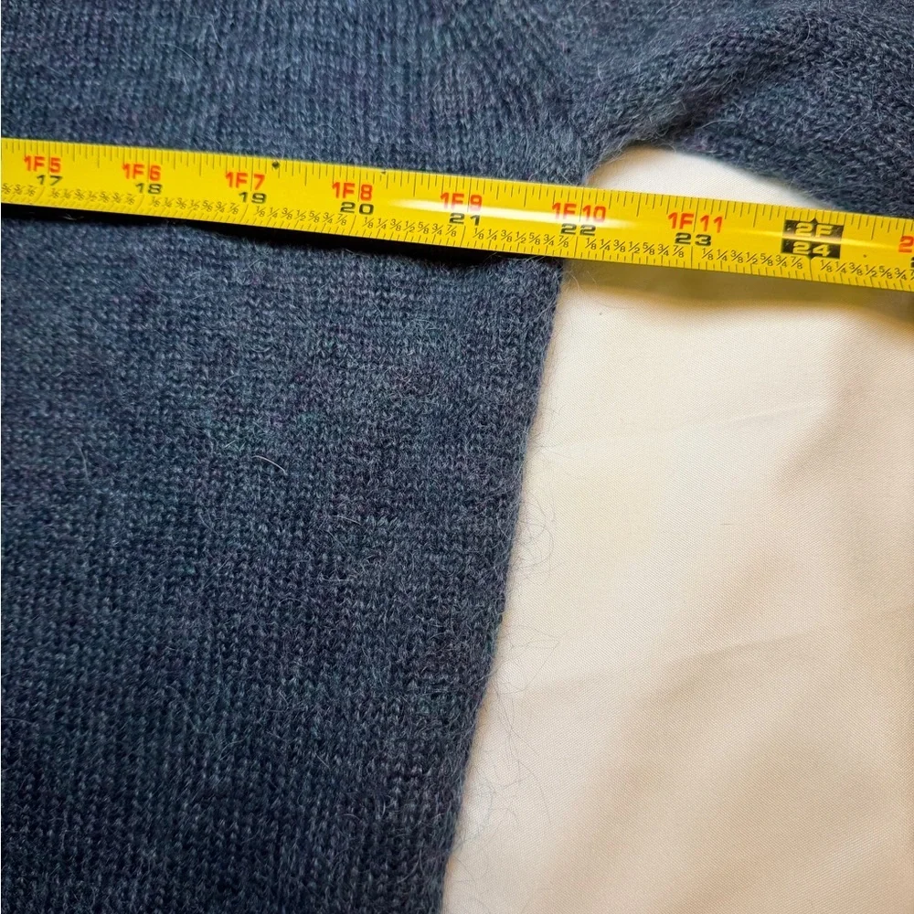 Banana Republic Men's Navy Sweater with Light green Trim